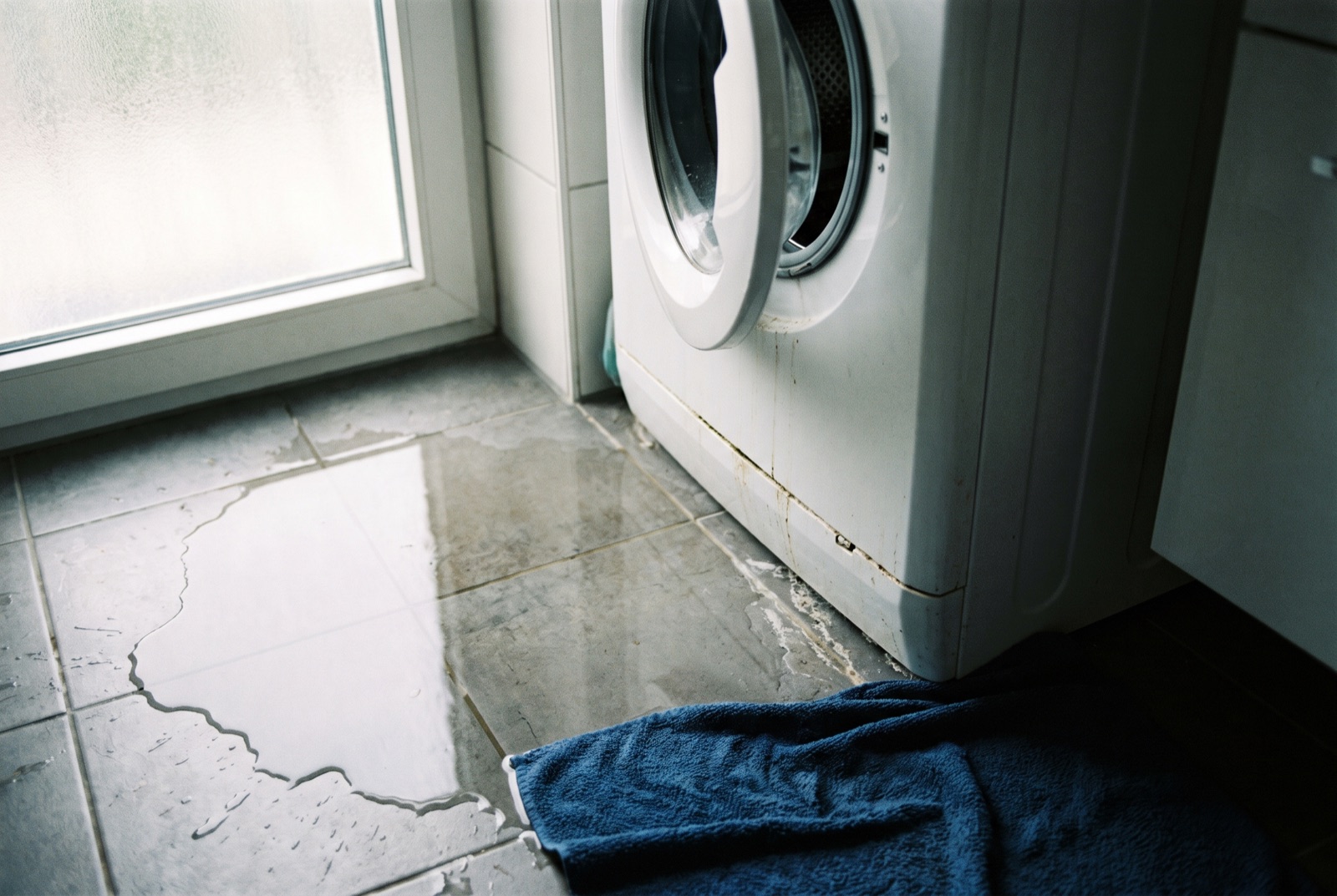 Wasserschaden in der Wohnung: Wer zahlt – und was Sie sofort tun müssen (mit KI erstelltes Bild)